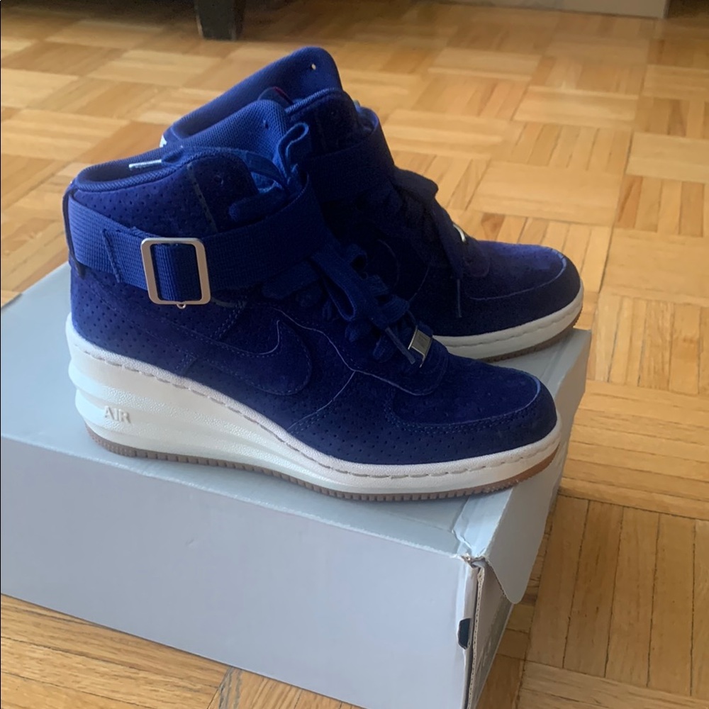 Nike Blue and White Athletic Shoes - Picture 2 of 6